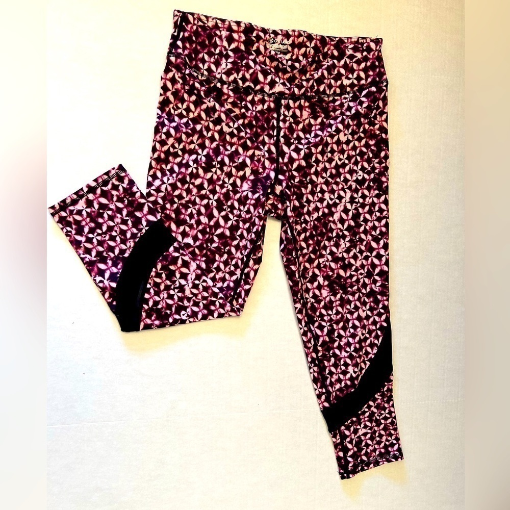 GAIAM women’s yoga pants legging crop capri & mesh design on legs. Size M. G1